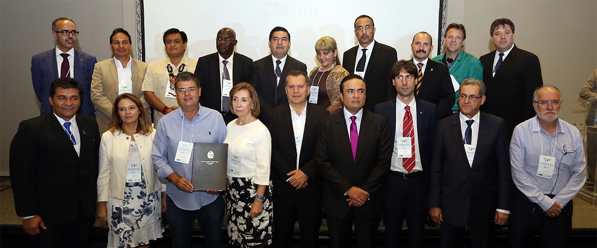 Ceremonia de firma de RegionsAdapt en la Cumbre Regional de ORU Fogar